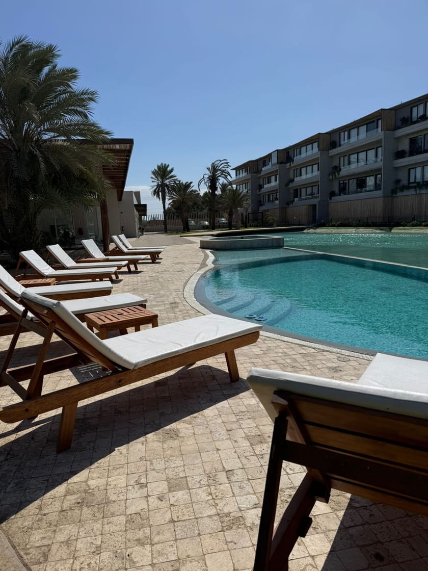 Zona de piscina y camastros de Kite Club Paracas