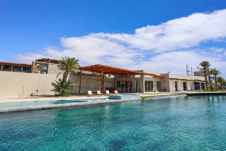 Piscina y clubhouse de Kite Club Paracas
